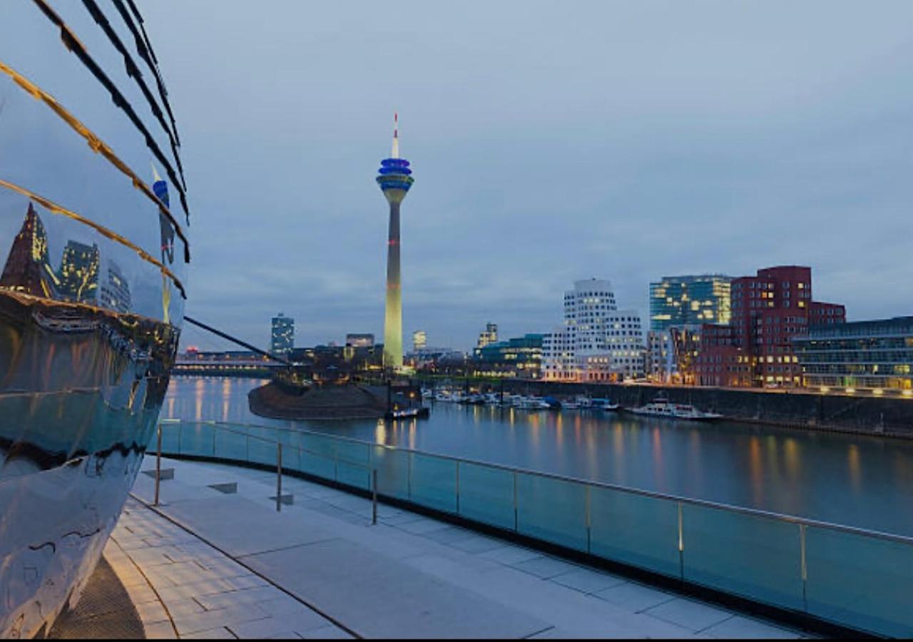 Medienhafen Apartment Direkt Am Zentrum Dusseldorf Ngoại thất bức ảnh