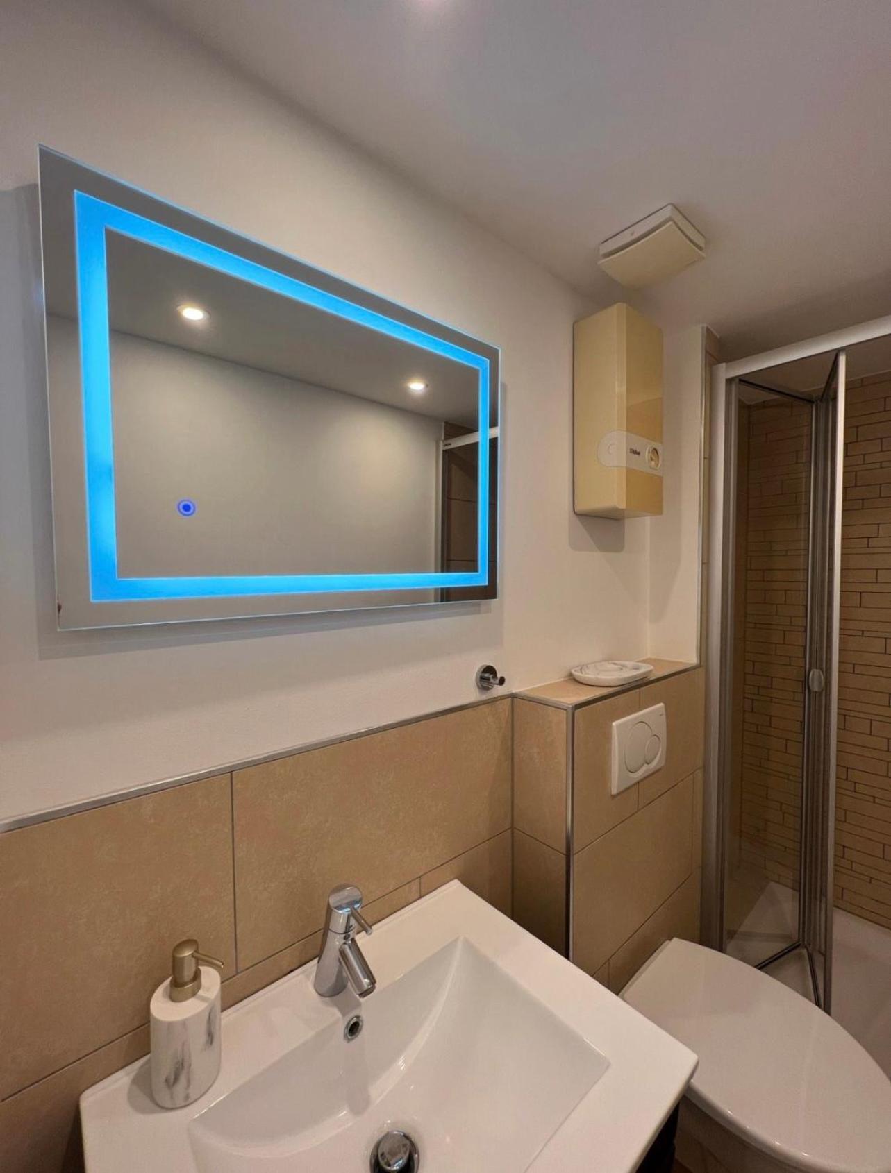 Medienhafen Apartment Direkt Am Zentrum Dusseldorf Ngoại thất bức ảnh